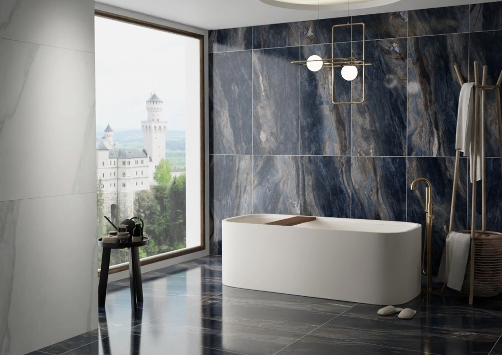 Темная акцентная стена в маленькой ванной? Да!